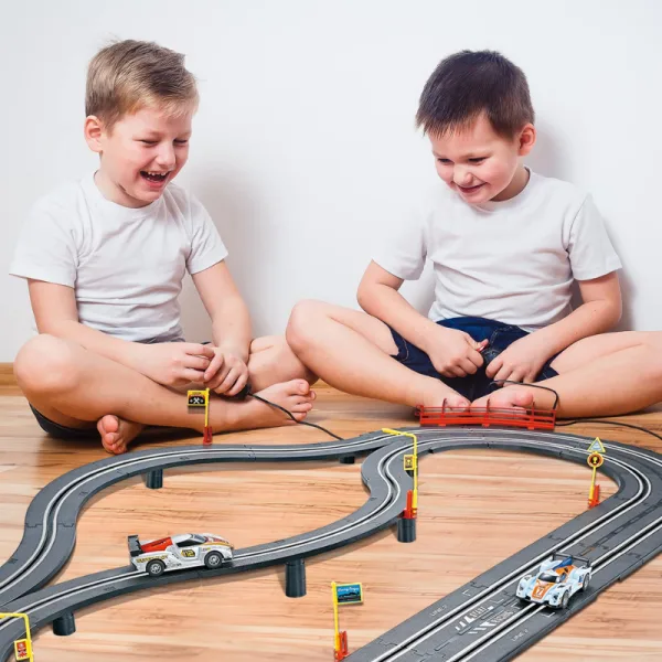 Circuit de course avec 2 voitures